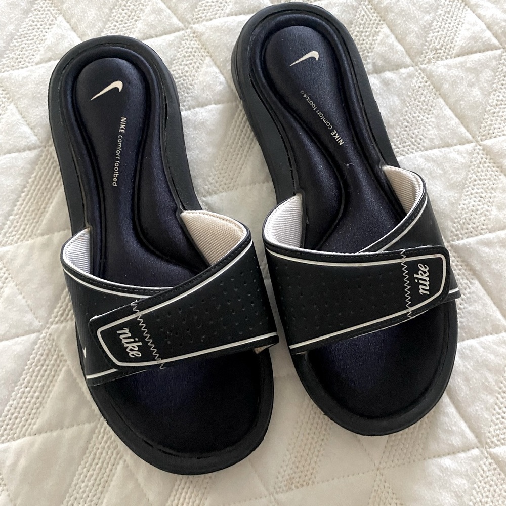 Nike women’s Size 8 Black Sandals